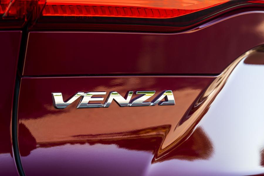 Логотип Toyota Venza Hybrid LE 2020 года  (фото 36 из 40)